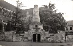 CPA Noyon Le monument aux morts