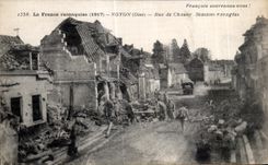 CPA La France reconquise 1917 Noyon Oise Rue de Chauny Maisons revagees Militaria