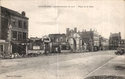 CPA Compiegne Bombardement de 1918 Place de la Gare Militaria