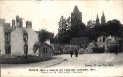 CPA Senlis apres le passage des Allemands Entree de la Ville apres l incendie Militaria