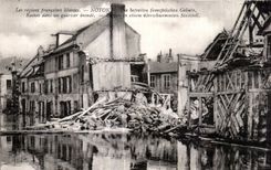 CPA Noyon Ruines dans un quartier inonde Militaria