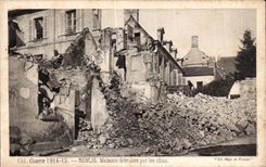 CPA Guerre Senlis Maisons detruites par les obus Militaria 