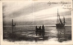 CPA Berck Plage Le Soiell se couche Bateau 