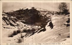 CPA Beuil (Alpes Maritimes) altitude Le Village Vue prise de la Vallee du Cians