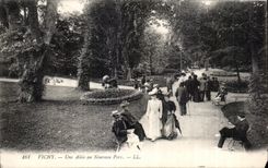 CPA Vichy Une Allee au Nouveau Parc