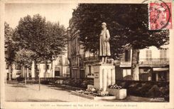 CPA Vichy Monument au Roi Albert 1er Avenue Aristide Briand Militaria