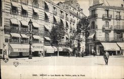 CPA Vichy Les Bords de I Allier pres le Port Coiffeur Hotel d orleans