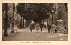 CPA Vichy Allee centrale du Parc du Casino