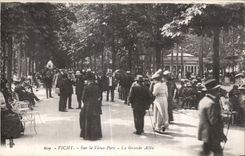 CPA Vichy Sur le Vieux Parc La Grande Allee