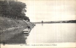 CPA Vichy Les Quais de I Allier et Bateaux de Pecbeurs