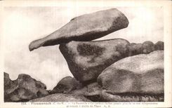 CPA Ploumanac h La Boutaille Ce curieux rocher pesant plus de 10000 Kilogrammes se trouve a droite du Phare