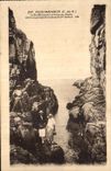 CPA Ploumanac h Le Gouffre situe a la Pointe du Diable entre un groupe de rochers de 25 m de haut