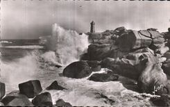 CPA Ploumanac h La Templete a l assaut du Phare