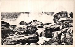 CPA Ploumanac h Effet de Vagues sur les rochers du Phare