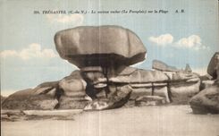 CPA Tregastel Le Curieux Rocher sur la Plage