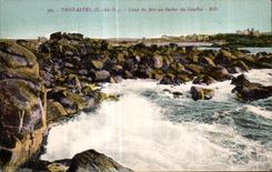 CPA Tregastel Ceup de Mer au Rocher du Gouffre