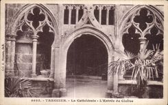CPA Treguier La Cathedrale L Entree du Cloitre