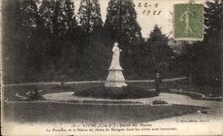 CPA Vitre Jardin des Plantes Le Parterre et la Statue de Mme de Sevigne