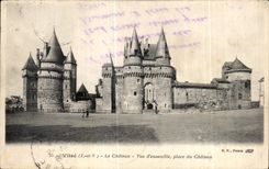 CPA Vitre Le Chateau Vue d ensemble Place du Chateau