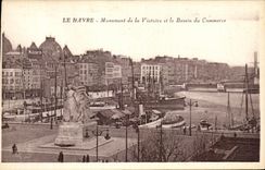 CPA Le Havre Monument de la Victoire et la Bassin du commerce Bateau
