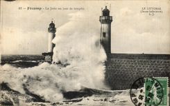 CPA Fecamp La Jetee un jour de tempete Phare Lighthouse