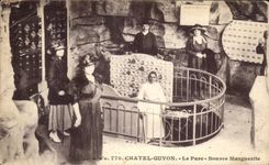 CPA Chatel Guyon la fuente de la margarita del parque