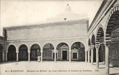 CPA Tunisie Kairouan Mosquee du Barbier La Cour interieure et I entree du Tombeau