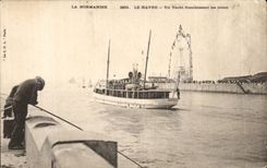 CPA La Normandie Le Havre Un Yacht franchissant les jetees Bateau