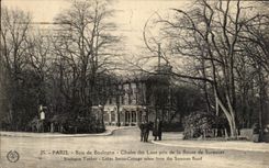 CPA Paris Bois de Boulogne Chalet des Lacs pris de La Route de Suresnes Boulogne Timber Lakes Swiss Cottage taken from
