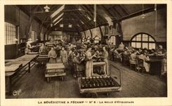 CPA La Benedictine A Fecamp Musee La Salle d etiquetage femmes au travail