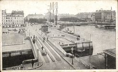 CPA Le Havre Le bassin du Commerce Place Gambetta