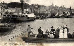 CPA Trouville Le Port et le Bac de Deauville Bateau