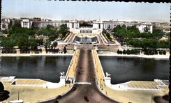 CPA Paris Les jardins du Trocadero et le palais de Chaillot