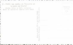 CPA Paris Les jardins du Trocadero et le palais de Chaillot