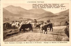 CPA L Auvergne Poetique Route Thermale d Auvergne du Mont Dore a St Nectaire Paysage au Hameau de Bressouleille Folklore