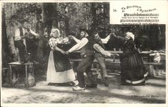 CPA La bourre d Auvergne Vendeix Folklore Costume