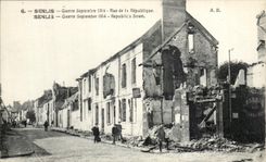 CPA Senlis Guerre Septembre 1914 Rue de la Republique Militaria