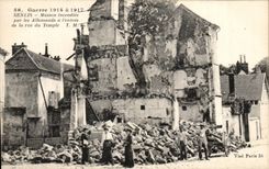 CPA Guerre 1914 a 1917 Senlis Maison incendiee par les Allemands a l entree de la rue du Temple Militaria 