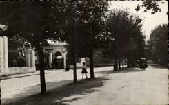 CPA Compiegne Caserne et cours 