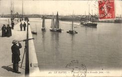 CPA Le Havre L Avant Port la Nouvelle Jetee Homme a la jumelle Telescope