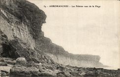 CPA Arromanches Les Falaises vues de la Plage