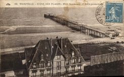 CPA Trouville Reine des Plages Petit Normandy et Jetee promeande