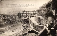 CPA Fouras La Falaise du Bois Vert et les Pontons a maree basse