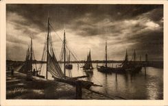 CPA La Douce France Royan Le port un soir d orage Bateaux