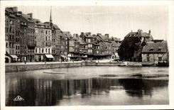 CPA Honfleur Quai Saint e Catherine et la Lieutenance
