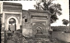 CPA Meknes Fonraine et Porte sur les Remparts
