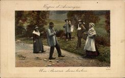 CPA Une Bourre dans les bois Folklore Costume Coiffes