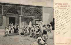 CPA Arabes assis devant la mosquee Tunisie
