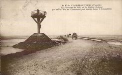 CPA Ile de Noirmoutier Le passage du Goa et la balise refuge qui relie au continent par maree basse
