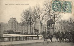 CPA Paris Square Notre Dame Militaria Gendarmes